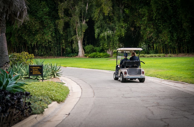 Paano Palitan ang Baterya ng isang Itinaas na 4 Seater Golf Cart?