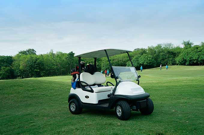 Romantic Strolls sa Fairways na may Electric Powered Golf Carts